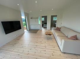 Apartment on a farm with lake view，位于Färgelanda的酒店