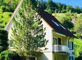 Ferienhaus Oesterle - Idyllisches Schwarzwaldhaus am Bach mit Terrasse & Balkon