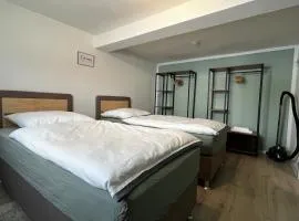 janu-homes - 1 Zimmer Apartment - 2 Betten, Kirchblick vom Kirchplatz