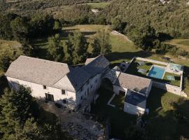 Banassac Canilhac Gite pour 4 personnes avec piscine partagée et vue panoramique en Lozère，位于班纳萨克的酒店