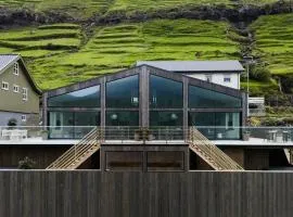 Hotel Vík - 3 BR Wellness Townhouses with Sauna, Jacuzzi & Panoramic Views