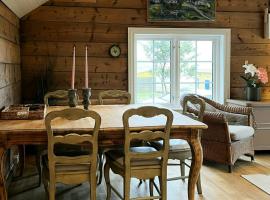 Restored Farmhouse By The Sea In Kvalheim，位于Raudeberg的酒店