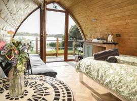 Swan Lake Glamping，位于卡文的自助式住宿