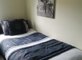 59 Halstead - Gorgeous single bedroom with private bathroom，位于霍尔斯特德的酒店