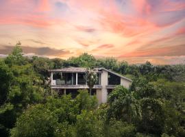 TreeTops - New Designer Villa on top of Negril!，位于尼格瑞尔的酒店