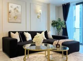 Luxury Liverpool City Centre Apartment with Balcony, Sleeps 8, Near Liverpool ONE and Royal Albert Docks