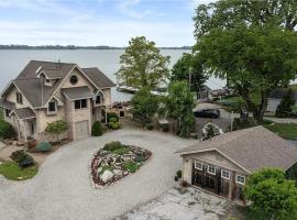 Waterfront Luxury Family Retreat，位于桑达斯基的酒店