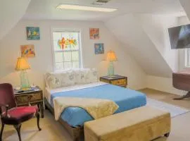 Robin's Nest- Private Suite on Elegant Grounds