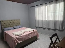 Quarto em lugar tranquilo e bem localizado