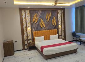 Premvatika restaurant and hotel，位于Ratlām的带热水浴缸的酒店