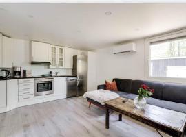 Summer cottage near water with boat for rent，位于奥斯布鲁的酒店