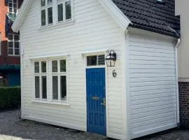 Varmt og hjemmekoselig Bergenshus med 2 leiligheter - i rolig smau i hjertet av Bergen