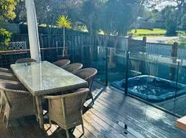 Large Cowes Getaway- Spa, Fireplace, Near the Beach