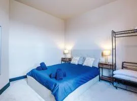 Bright Flat with Wifi, Close to Beach!