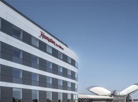 Hampton By Hilton Lyon Airport，位于科隆别索尼约的酒店