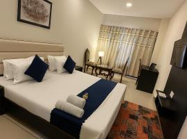 Eagle Hospitality !! Lift ! Large Rooms ! Parking ! Top Rated and Most Awarded Property by SIDHAM Group，位于钱德加尔的酒店