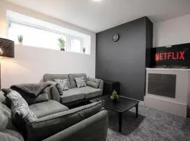 Bartlam Place, Sleeps 6, Central Oldham - By NMB Property