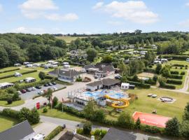 First Camp Skovlund Camping & Cottages，位于Båring的酒店