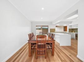 Spacious Family Retreat，位于Officer的酒店