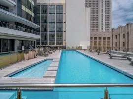 Modern 1 Bed City Apt with Table Mountain View
