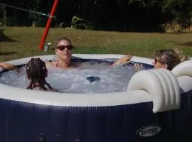 CHEZ MITCH EN CAMPING CAR et grand espace extérieur
