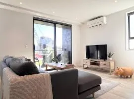 CBD Bright Warm Home Free Parking in quiet complex