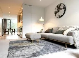 Lux Achi-Design Townhouse park view in Latimer Sq
