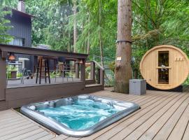 Garden Suite Two Bedroom with Hot Tub Sauna Outdoor kitchen and Game Room，位于埃弗里特的酒店