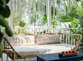 The Blue Bungalow - Peaceful, Porch, Hot Tub, Downtown