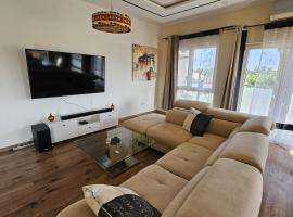 Modern and bright light room，位于Pasra的酒店