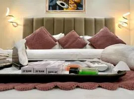 Vns LUXURY STAY NEAR STATION THE BANARAS IN