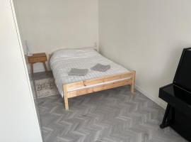 Next door airport apartmens，位于卡梅拉瓦的酒店