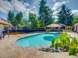 Hot Tub + Sauna: Home 8 Mi to Downtown Tacoma!，位于University Place的酒店