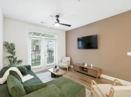 G36, 2BR Luxury Stay by Top Golf, Resort Pool & Gym, Near Stockyards