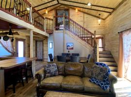 Two Story Cabin 2 Bedrooms with a Loft Sleeps 8 at the Cedaredge Lodge，位于Cedaredge的酒店