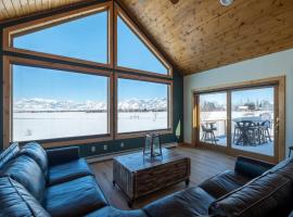 Mountain View Home w/Hot Tub - Close to Downtown!，位于Faith Mobile Home Court的酒店