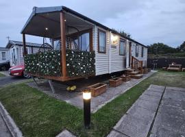 Rhyl Caravan with Veranda Egg Chairs & Garden，位于拉尔的酒店