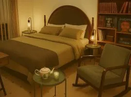 The Grand Book Nook Retro Stay