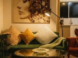 The Grand Book Nook Retro Stay - Luxury King mattress with Flat TV - Private walk in book lounge & Study