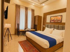 Hotel Woodlark Zirakpur II A Peaceful Stay I Travelers Choice I Best for Family and Group，位于钱德加尔的带停车场的酒店