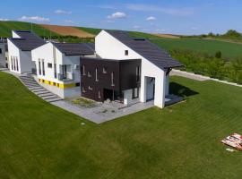 Pensiune și Restaurant Silvania，位于Poiana Măgura的带热水浴缸的酒店