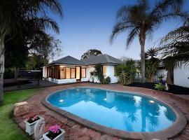 Large 5BR Home-Pool-BBQ-5 CarPark-Central Location，位于墨尔本的酒店