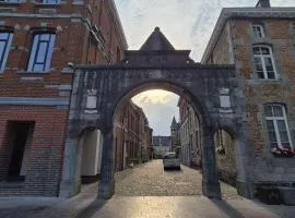 Petite chambre dans la rue du Château