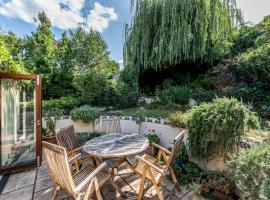 Pass the Keys Charming 3-Bed Bungalow with Character Garden，位于伦敦的酒店