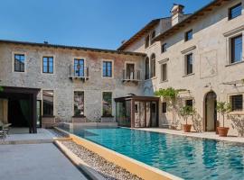 Corte Regia Relais & Spa，位于明乔河畔的瓦雷奇奥的带停车场的酒店