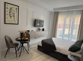 Pluto Studio w garden Cosmopolis，位于Tunari的酒店