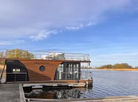 Urlaub im schwimmenden Ferienhaus, mitten in der Natur，位于Kützkow的酒店