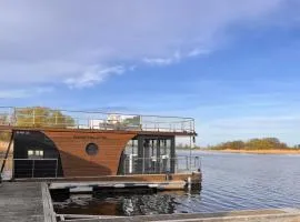 Urlaub im schwimmenden Ferienhaus, mitten in der Natur