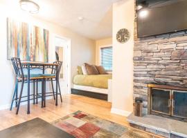 First floor, Studio, Resort Access, Portable AC，位于榉木山的酒店