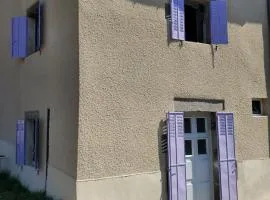 Maison campagne près de la rivière